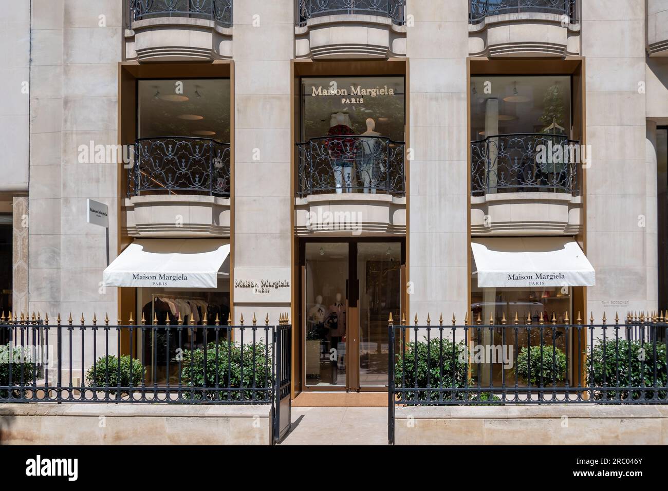 Margiela Store im Champs-Elysées-Viertel von Paris. Margiela ist ein französisches Haute-Couture-Haus, das vom belgischen Modedesigner Martin Margiela gegründet wurde Stockfoto