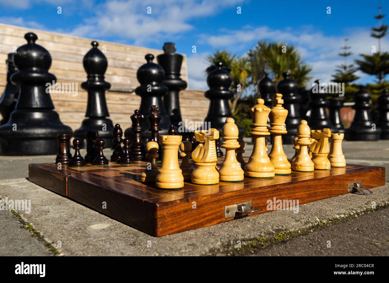 Schach auf einem großen Schachbereich im Freien. Stockfoto