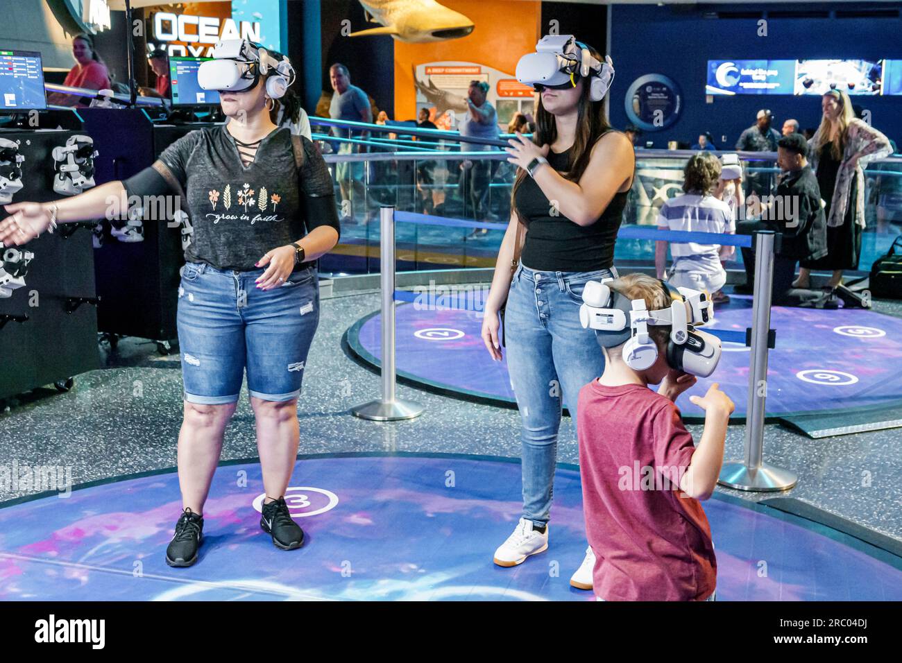 Atlanta Georgia, Georgia Aquarium, Innenausstellungen, Familienfamilien, Eltern, Mutter, Sohn Söhne Tochter Töchter, erleben VR Virtual RE Stockfoto