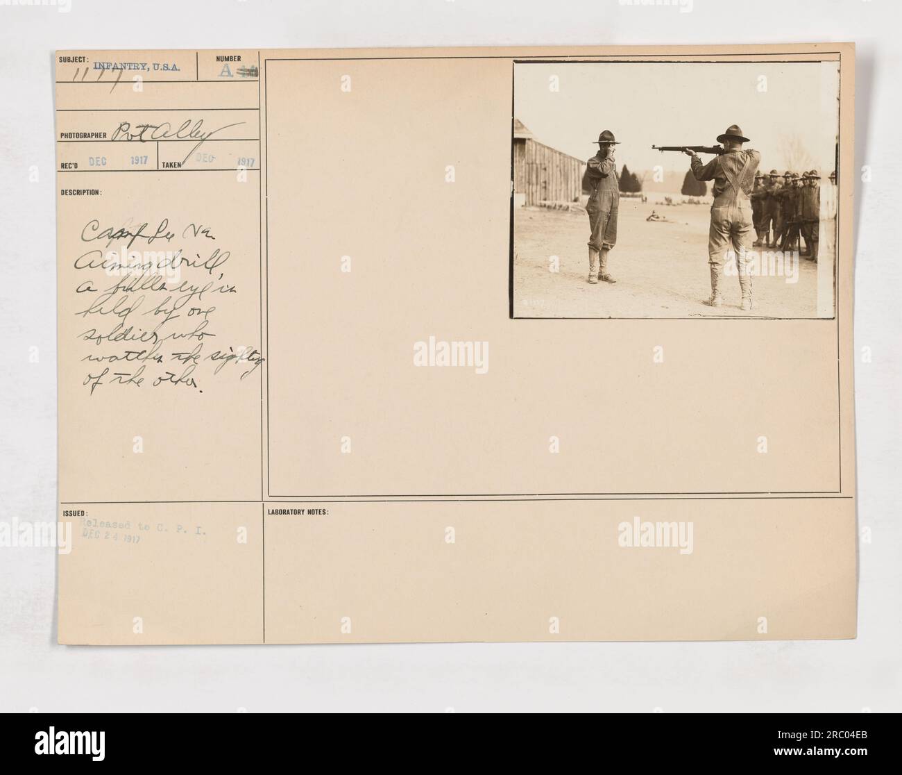 Soldaten, die im 1. Weltkrieg in Camp Lee, Virginia, ihre Zielfähigkeiten üben Ein Soldat hält ein Zielobjekt, während ein anderer mit dem Zielobjekt seiner Waffe zielt. Diese Zielübung trug zur Verbesserung der Genauigkeit und des Scharfschützen der Infanterieeinheiten in der US-Armee bei. Foto aufgenommen 1917. Stockfoto