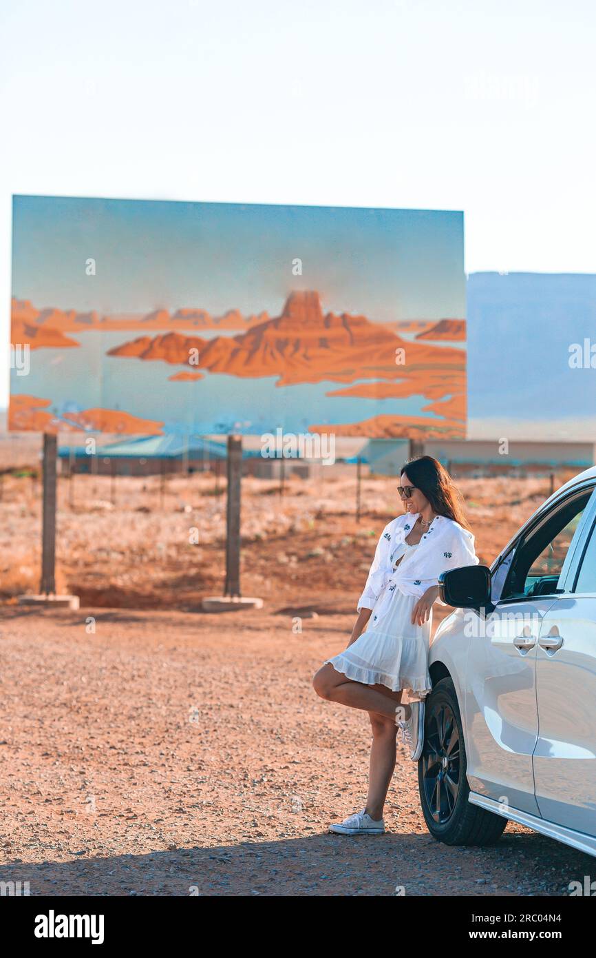 Willkommen am Utah-Straßenschild. Großes Willkommensschild begrüßt Reisen in Monument Valley, Utah Stockfoto