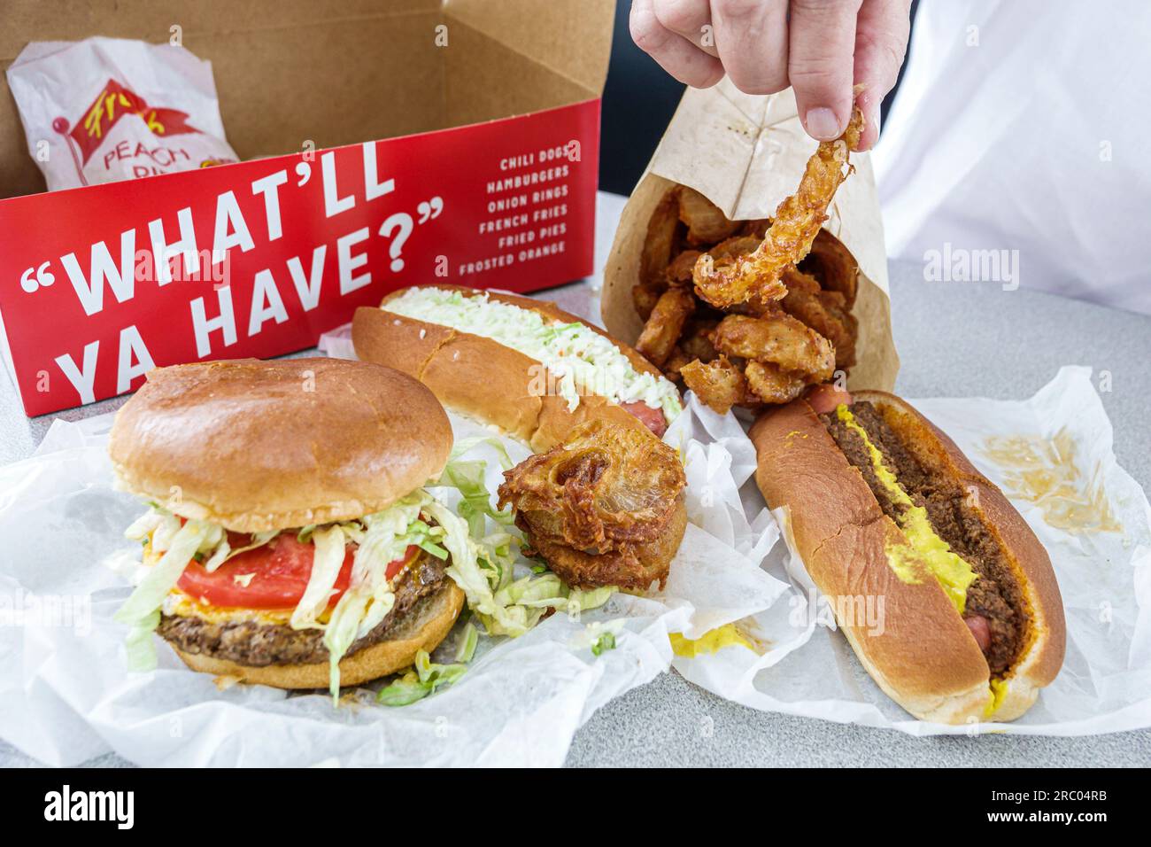 Atlanta Georgia, das Varsity Restaurant, Hamburger Chili Hund gebratene Zwiebelringe, innen innen innen Stockfoto