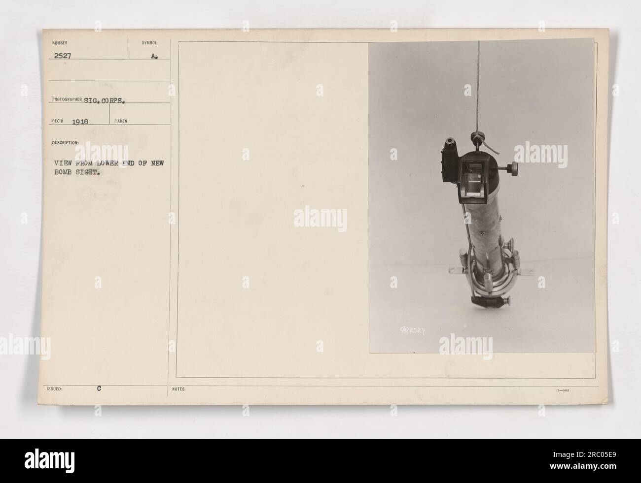 Ein Foto von einem Fotografen vom Signalkorps aus dem Jahr 1918. Das Bild zeigt eine Ansicht vom unteren Ende eines neuen Bombenzielgeräts, insbesondere Nummer 2527. Die Ausrüstung wird vom Militär im Ersten Weltkrieg verwendet, um die Genauigkeit beim Zielen und Abwerfen von Bomben zu verbessern. Stockfoto