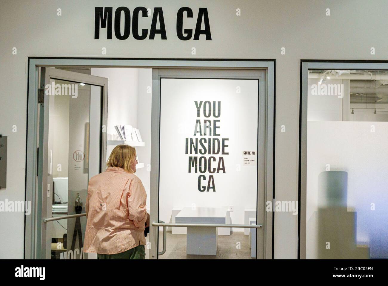 Atlanta Georgia, das Museum of Contemporary Art of Georgia MOCA GA, innen innen innen, Frauen betreten Stockfoto