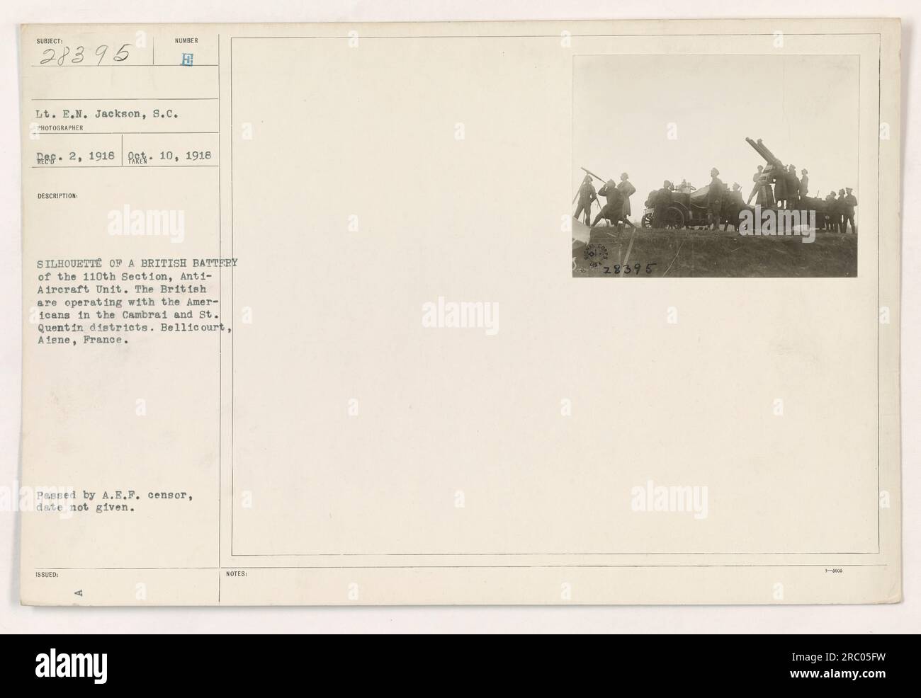 Silhouette einer britischen Batterie aus der 110. Sektion, Anti-Flugzeug-Einheit, die neben den amerikanischen Streitkräften in Cambrai und St. agiert Quentin Bezirke in Bellicourt, Aiene, Frankreich. Dieses Foto wurde von LT. E.N. aufgenommen Jackson, S.C. an einem unbestimmten Datum. Es wurde vom A.E.F.-Zensor verabschiedet. Stockfoto