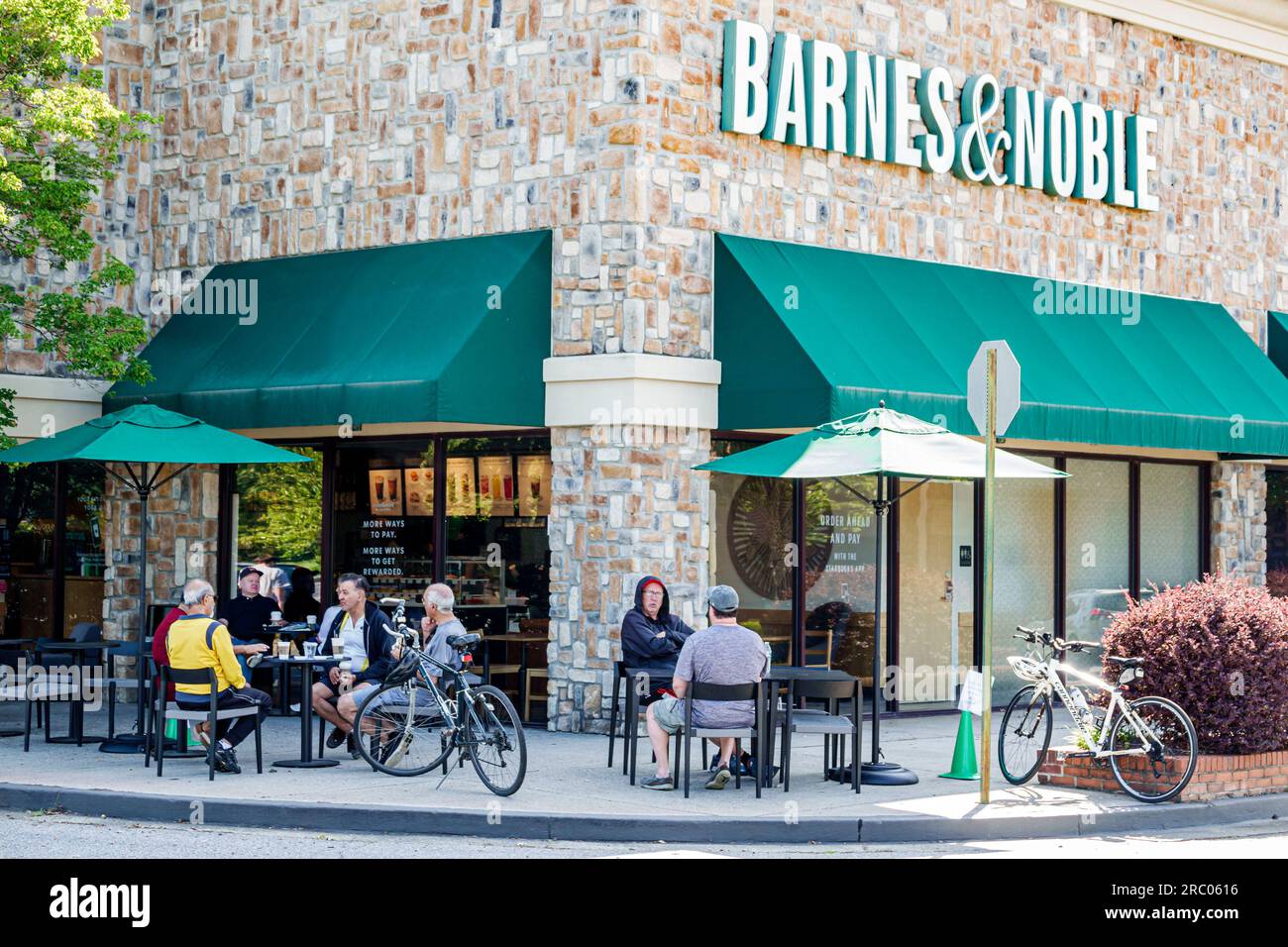 Alpharetta Atlanta Georgia, Starbucks Kaffee, Barnes & Noble, Restaurantcafe im Freien, Außenfassade, Gebäude, Vordereingang Stockfoto