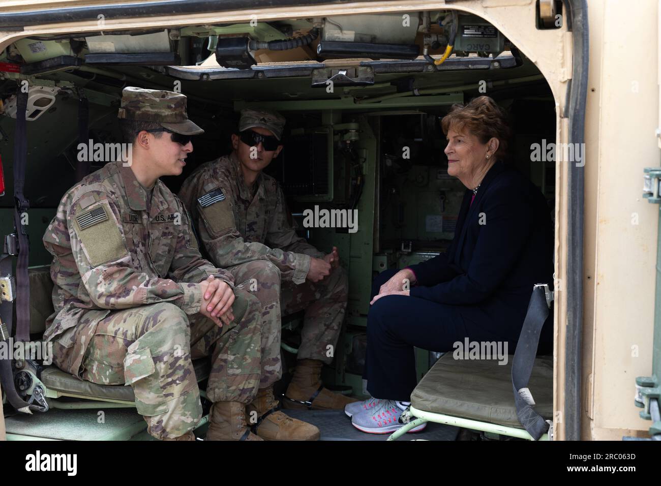Pabrade, Litauen. 10. Juli 2023. USA Soldaten der 1. Kavallerieabteilung erklärten Senatorin Jeanne Shaheen, D-NH, während eines Besuchs der Delegation des Kongresses im Pabrade-Trainingsgelände am 10. Juli 2023 in Pabrade, Litauen, die Fähigkeiten des M2A3-Kampffahrzeugs Bradley. Der Besuch findet im Zusammenhang mit dem NATO-Gipfel im nahe gelegenen Vilnius statt. Kredit: SSGT. Oscar Gollaz/US Marines Photo/Alamy Live News Stockfoto