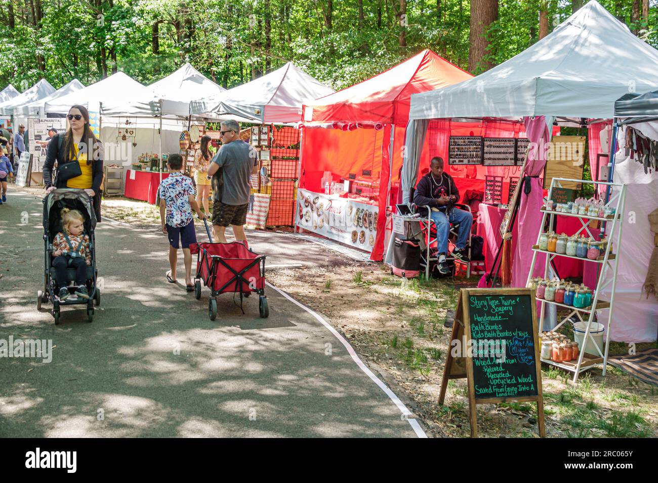 Alpharetta Atlanta Georgia, Alpharetta Arts Streetfest, Kunsthandwerksfestival jährliche Veranstaltung, Zelte Stände Verkäufer, Familie Stockfoto