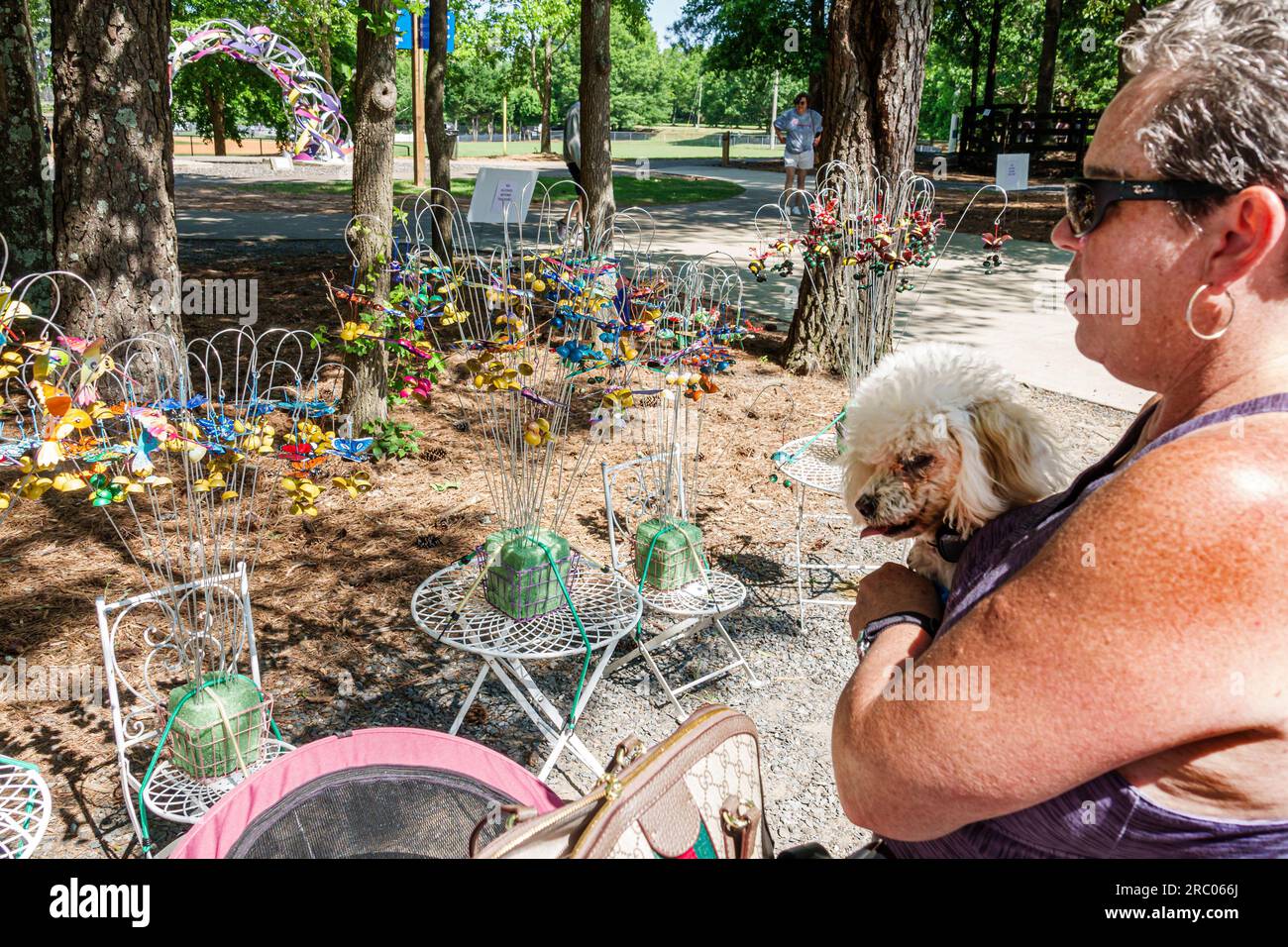 Alpharetta Atlanta Georgia, Alpharetta Arts Streetfest, Kunsthandwerksfestival, jährliche Veranstaltung, Verkäuferausstellung, weibliche Eigentümerin mit Hund Stockfoto