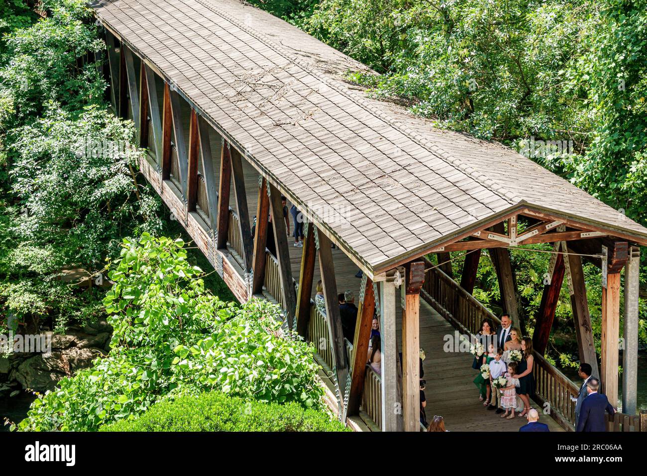 Roswell Atlanta Georgia, Vickery Creek Old Mill Park, überdachte Brücke Stockfoto