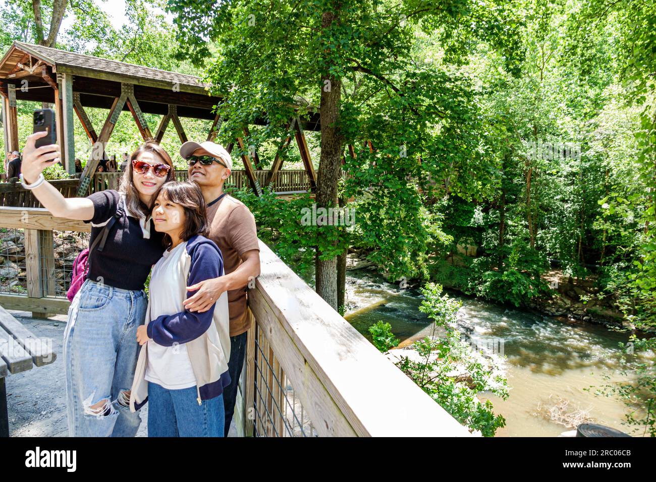 Roswell Atlanta Georgia, Vickery Creek Old Mill Park, Familienfotografie, asiatischer Vater, überdachte Brücke, Teenager Teenager Teenager Teenager Stockfoto