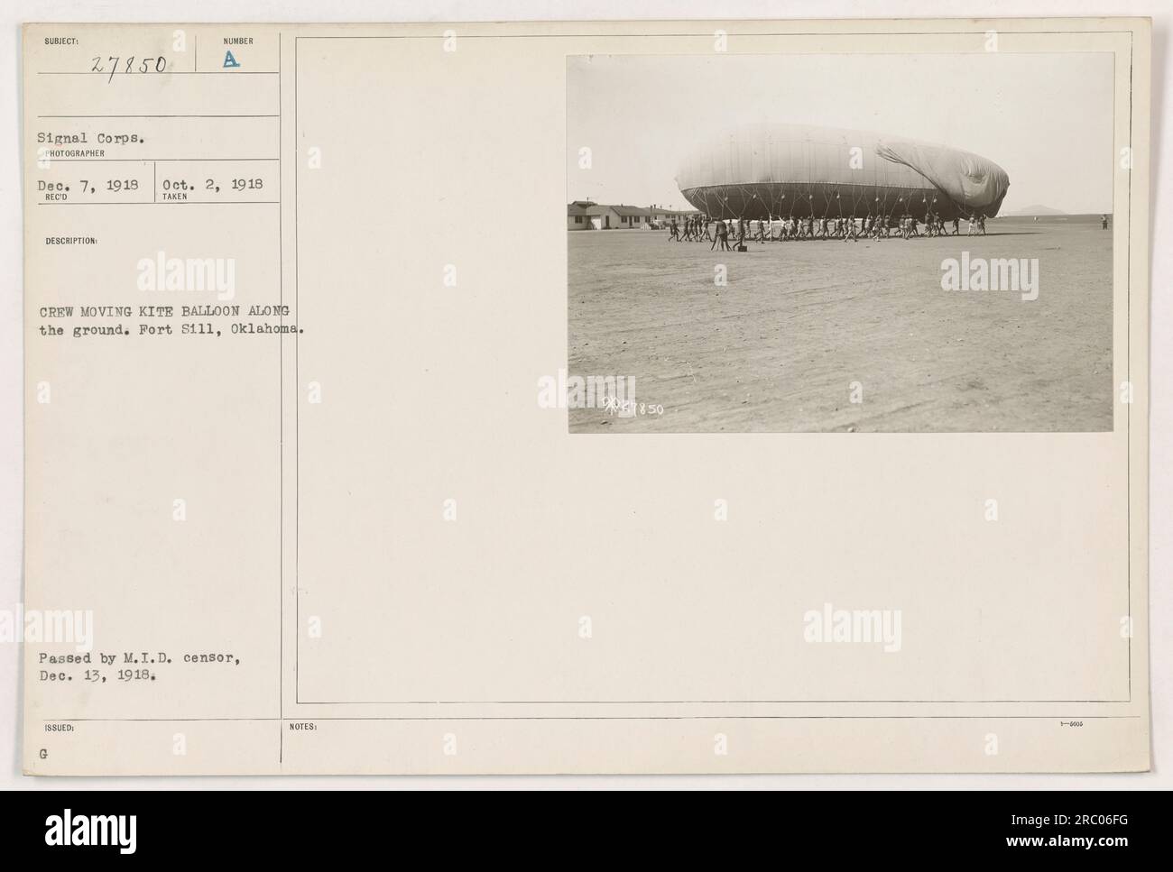 In Fort Sill, Oklahoma, wird eine Crew gesehen, wie sie einen Drachenballon entlang des Bodens bewegt. Das Foto wurde am 2. Oktober 1918 aufgenommen und erhielt es am 7. Dezember 1919. Er wurde am 13. Dezember 1918 vom MID-Zensor ausgestellt. Beschriftungsnotizen: 9021850. Stockfoto