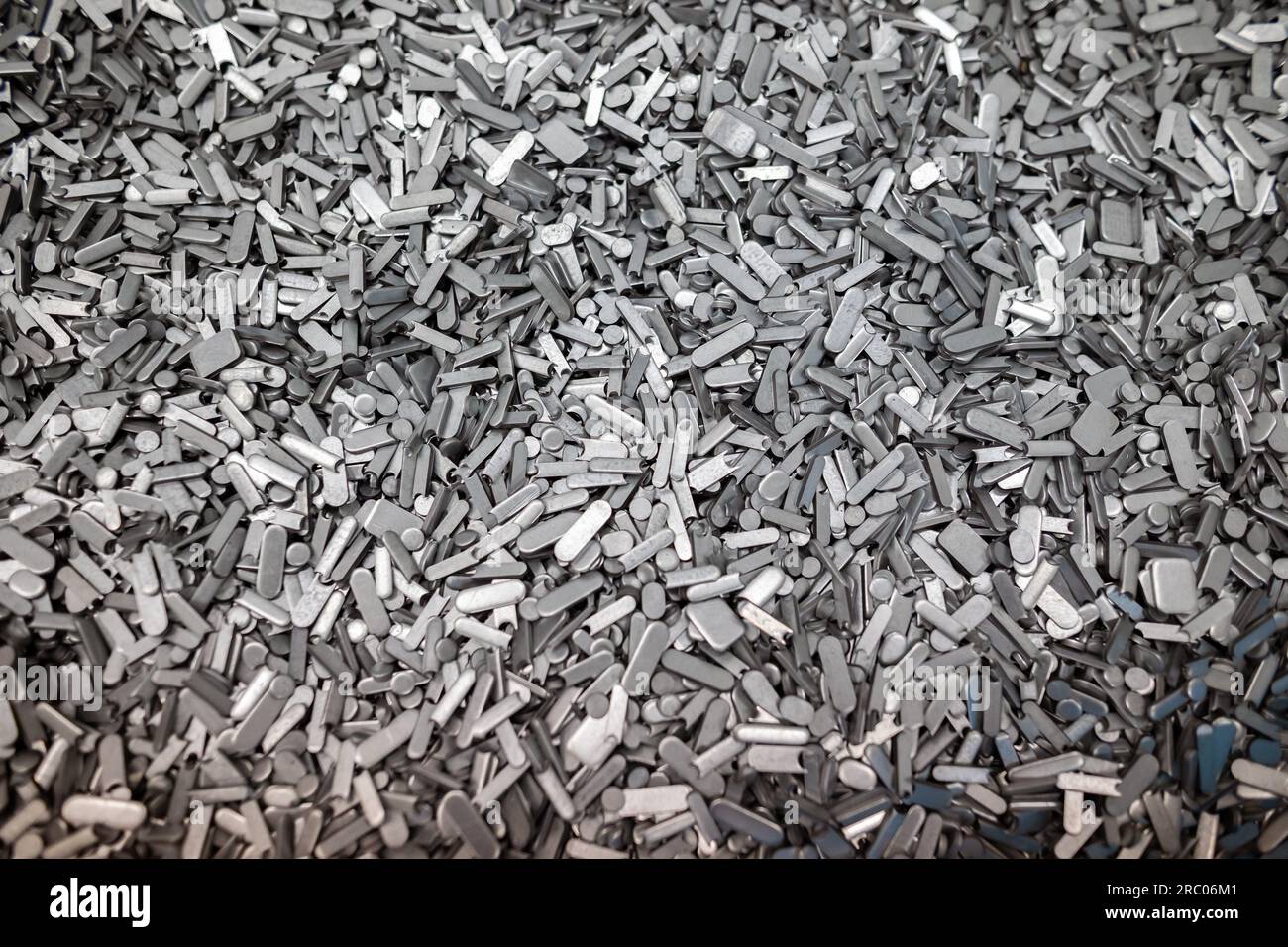 Metallperforationsabfälle, Schnitte rund- und ovaler Form – Technologieabfälle sind Abfälle, die nach dem Stanzen von Teilen aus einem Blech oder von einem Streifen nach dem Laser c entstehen Stockfoto