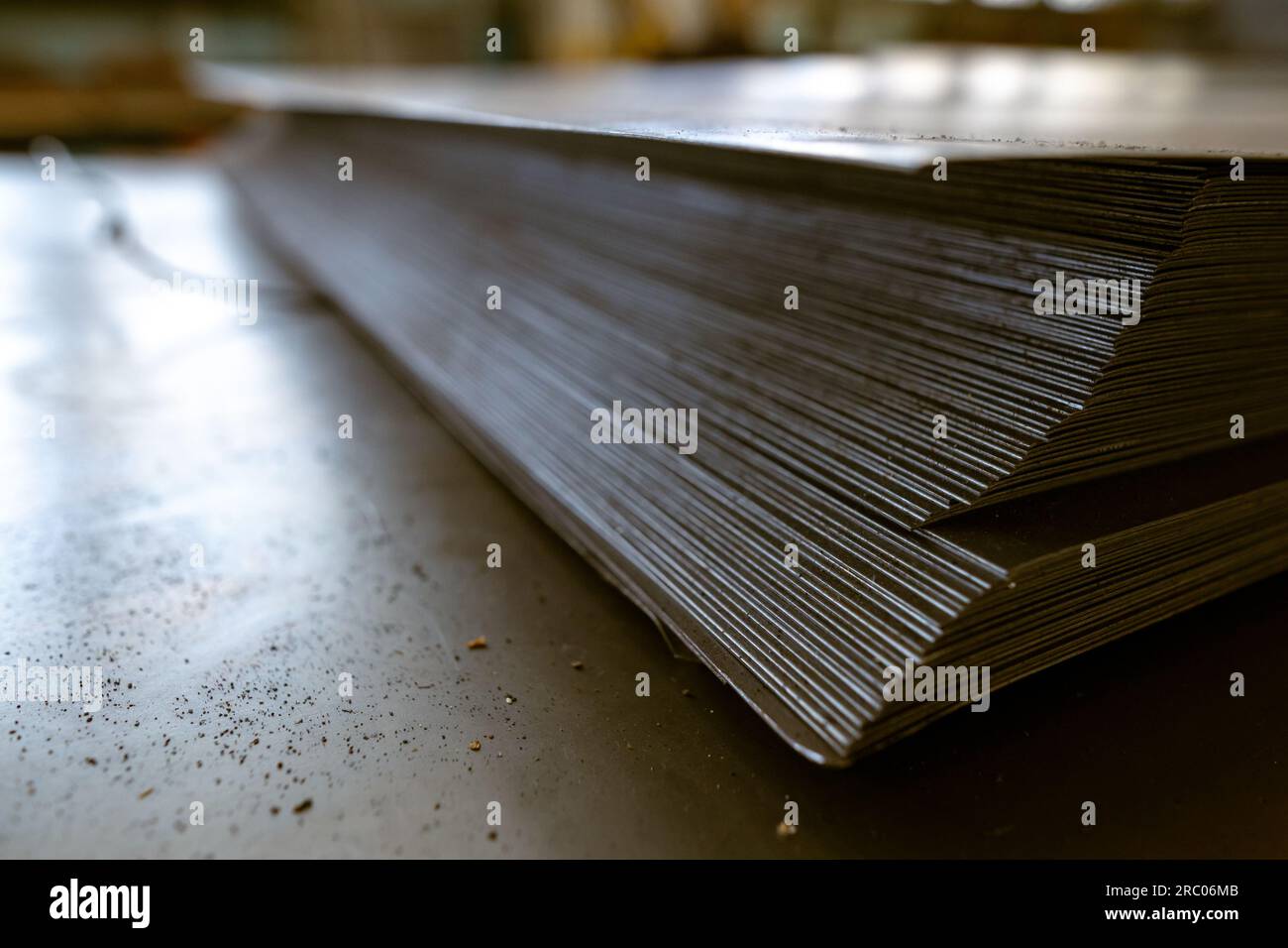 Ein Stapel verzinkter dünner warmgewalzter Stahlbleche in einem Lagerhaus Stockfoto