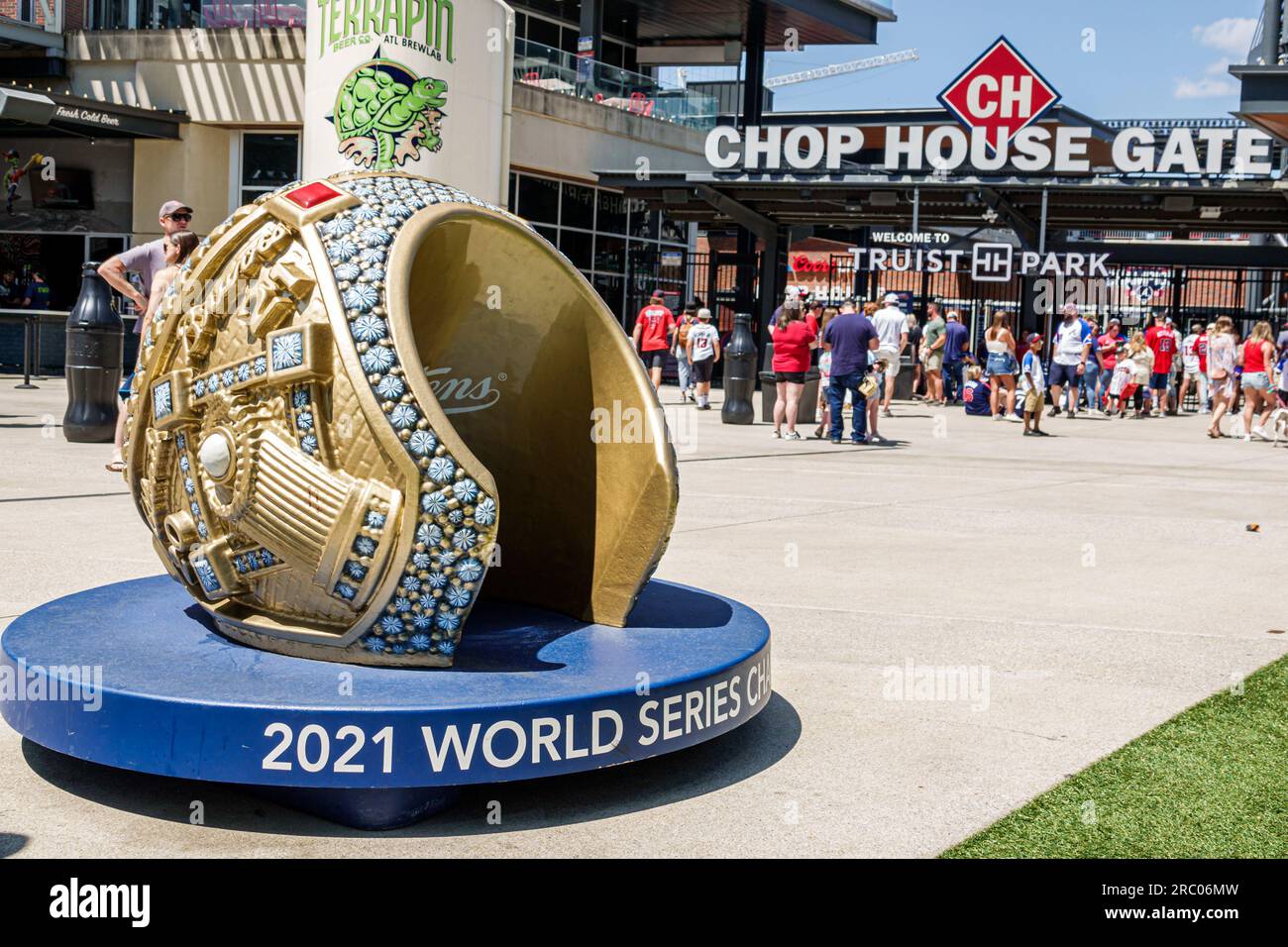 Atlanta Georgia, das Battery Atlanta Truist Park Stadion, Mixed-Use-Entwicklung Braves Baseballmannschaft Haus, riesiger World Series Championship Ring Stockfoto