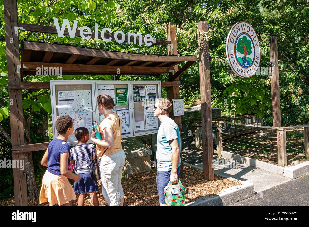 Dunwoody Atlanta Georgia, Dunwoody Nature Center Center, Information Kiosk Familienlook, ethnisch gemischt, Vater Mutter Sohn Tochter Stockfoto