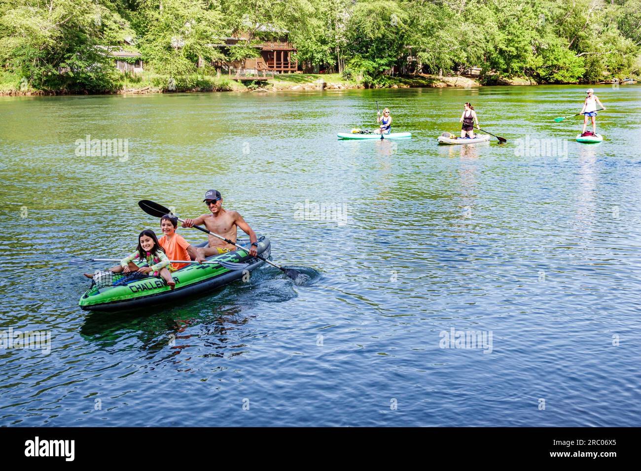 Sandy Springs Atlanta Georgia, Island Ford Chattahoochee River National Recreation Area, Vater Kinder Mädchen Junge Hispanic, paddeln aufblasbares Kanu kay Stockfoto