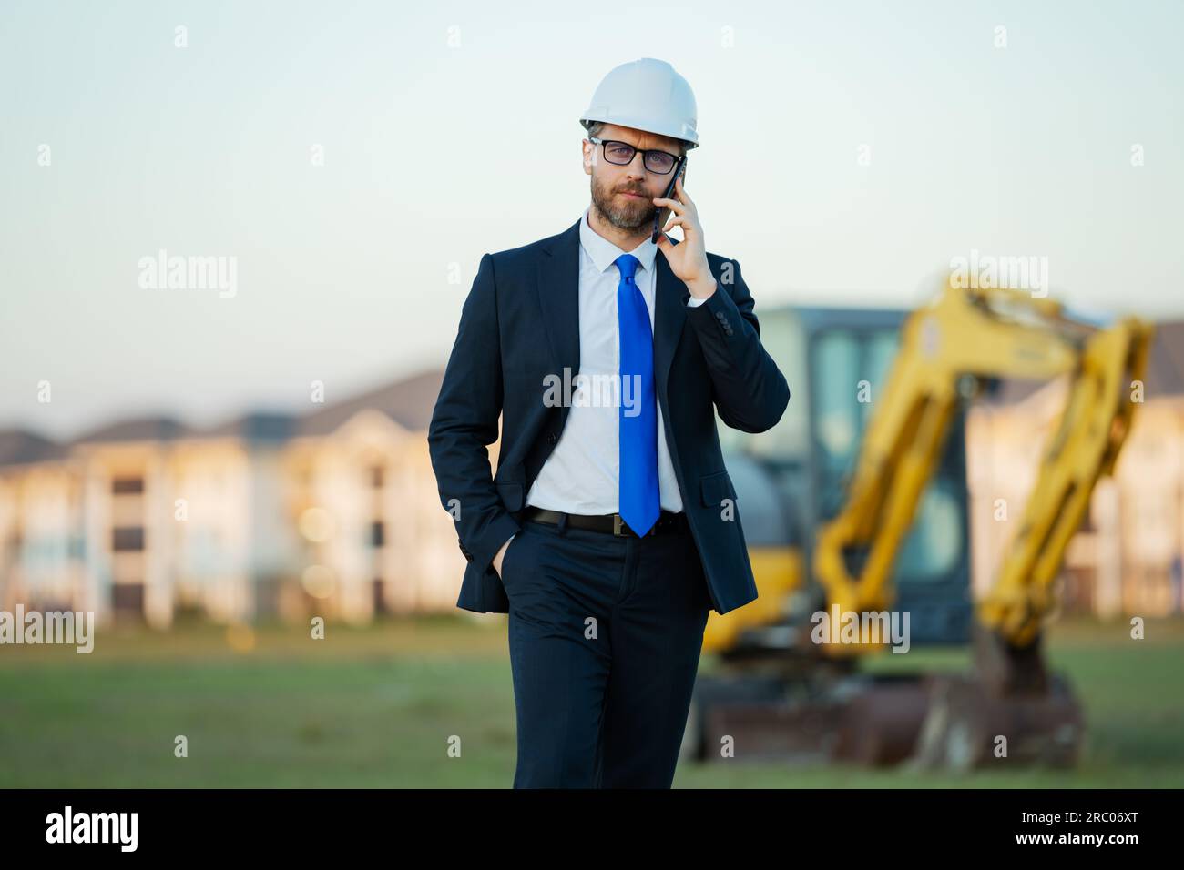 Bauingenieur oder Bauingenieur auf einer Baustelle. Ingenieurarbeiter in Anzug und Helm auf der Baustelle. Aufbau des Vorgesetzten Stockfoto