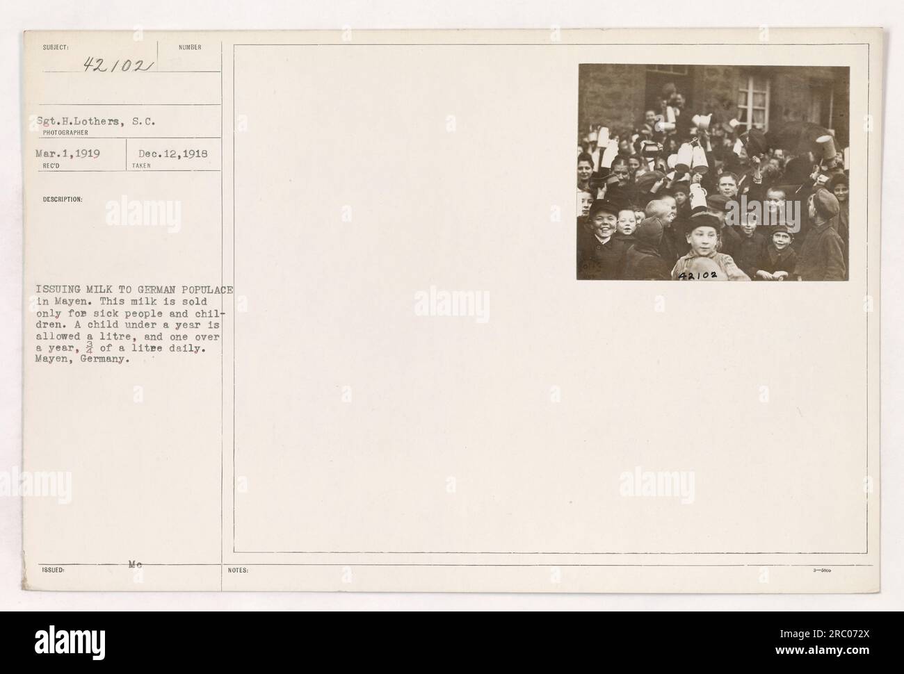 Amerikanische Soldaten werden gezeigt, wie sie der deutschen Bevölkerung in Mayen während des Ersten Weltkriegs Milch geben. Die Milch ist speziell für Kranke und Kinder bestimmt, wobei Kinder unter einem Jahr einen Liter und Kinder über einem Jahr einen Liter pro Tag erhalten. Dieses Foto wurde von Sergeant H. Lother am 1. März 1919 aufgenommen. Stockfoto