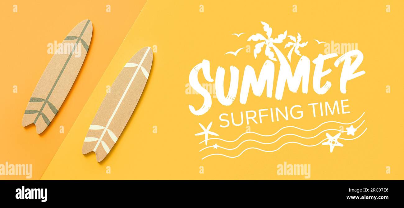 Banner mit Surfbrettern und Text SURFZEIT IM SOMMER auf orangefarbenem Hintergrund Stockfoto