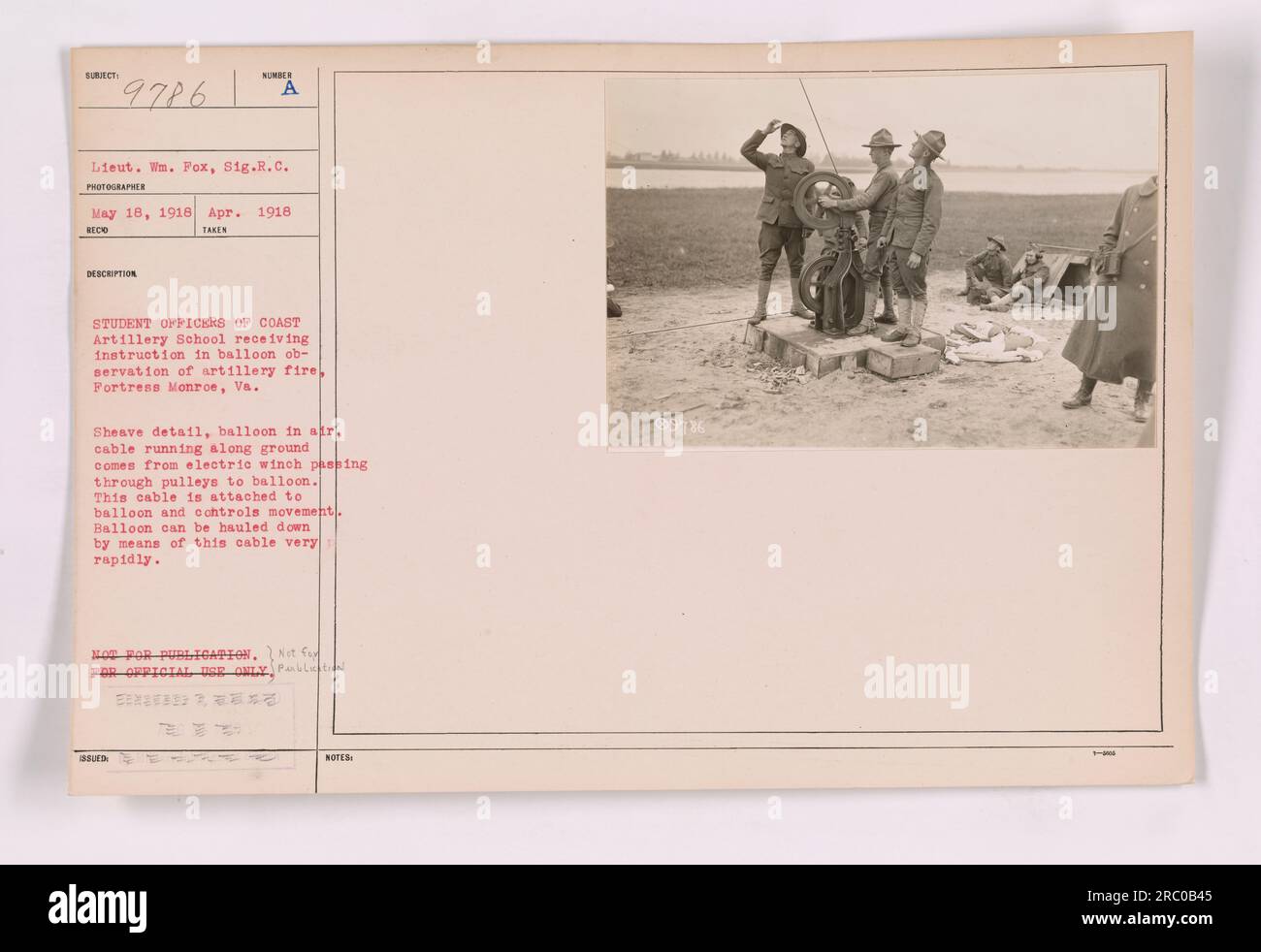 Studenten-Offiziere der Coast Artillery School erhalten Unterricht in Ballonbeobachtung von Artilleriefeuer in Festung Monroe, Virginia. Das Foto zeigt die Riemenscheibe mit dem Ballon in der Luft und einem Kabel, das am Boden entlang verläuft. Das Kabel, das am Ballon befestigt ist, steuert seine Bewegung und kann schnell nach unten gezogen werden. Das Foto wurde am 18. Mai 1918 von Lieutenant William Fox vom Signalkorps gemacht. Nicht zur Veröffentlichung oder amtlichen Verwendung. Stockfoto