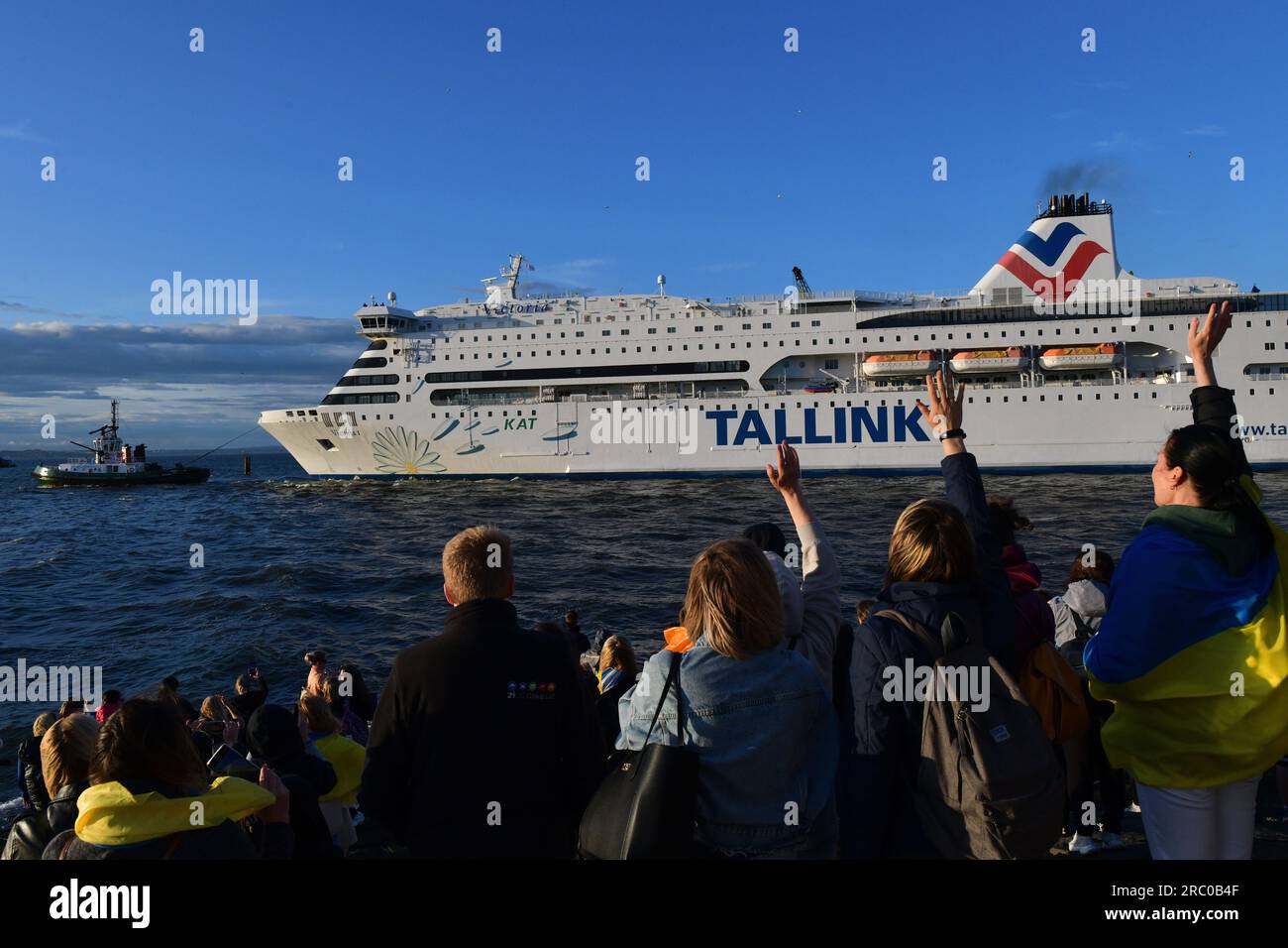Edinburgh Scotland, Vereinigtes Königreich, 11. Juli 2023. Die Leute winken, während Tug Boote MS Victoria aus den Leith Docks führen. Die Fähre hat ukrainische Flüchtlinge vorübergehend untergebracht. Live-Nachrichten von sst/alamy Stockfoto
