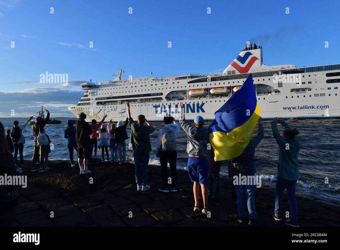 Edinburgh Scotland, Vereinigtes Königreich, 11. Juli 2023. Die Leute winken, während Tug Boote MS Victoria aus den Leith Docks führen. Die Fähre hat ukrainische Flüchtlinge vorübergehend untergebracht. Live-Nachrichten von sst/alamy Stockfoto