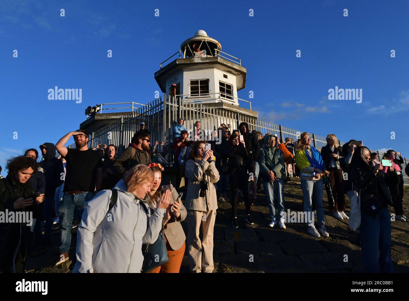 Edinburgh Scotland, Vereinigtes Königreich, 11. Juli 2023. Die Leute winken, während Tug Boote MS Victoria aus den Leith Docks führen. Die Fähre hat ukrainische Flüchtlinge vorübergehend untergebracht. Live-Nachrichten von sst/alamy Stockfoto