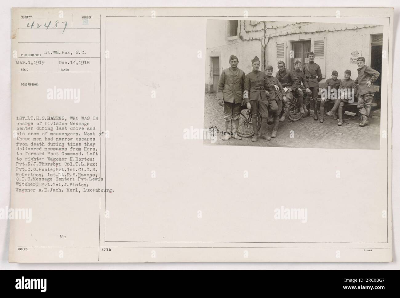 Leutnant H.S. Havens und seine Boten vom Division Message Center während einer Fahrt in Merl, Luxemburg. Abbildung von links nach rechts: Wagoner H. Borton, Pvt. R.J. Donnerstags, CPL. T.L. Fox, Gefreiter C.O. Poole, Pvt. 1. C.1.0.S. Robertson, 1. Leutnant R.S. Havens (O.I.C. des Nachrichtenzentrums), Pvt. Lewis Witcher, Pvt. 1cl. J. Piston, Wagoner A.E. Jach. Bildunterschrift: Übermitteltes Foto, aufgenommen von LT. W. M. Fox vom 1. März 1919. Stockfoto