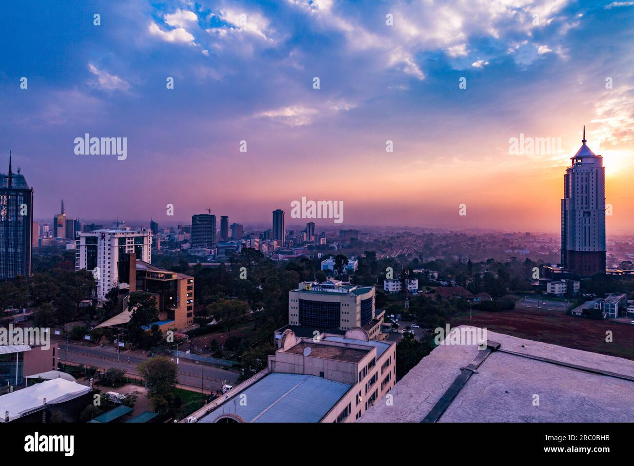 Nairobi ist die Hauptstadt Kenias. Neben dem urbanen Kern der Stadt hat die Stadt den Nairobi Nationalpark, ein großes Wildreservat, das für seine Zucht vom Aussterben bedroht ist Stockfoto