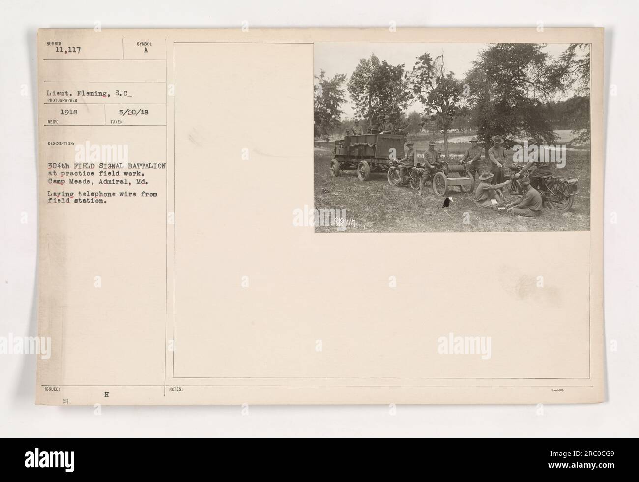 Lieutenant Plening vom 304. Feldsignalbataillon wird gesehen, wie er Telefonkabel auf dem Übungsfeld in Camp Meade, Admiral, Maryland verlegt. Dieses Foto wurde 1918 im Rahmen der Ausbildung und Vorbereitung während des Ersten Weltkriegs aufgenommen. Bildunterschrift: 111-SC-11117 WINBER 11.117 Lieut. PLENING, S.C.-FOTOGRAF 1918 BESCHREIBUNG AUSGEGEBEN H-SYMBOL A 5/20/18 HAT NOTIZEN GEMACHT. Stockfoto