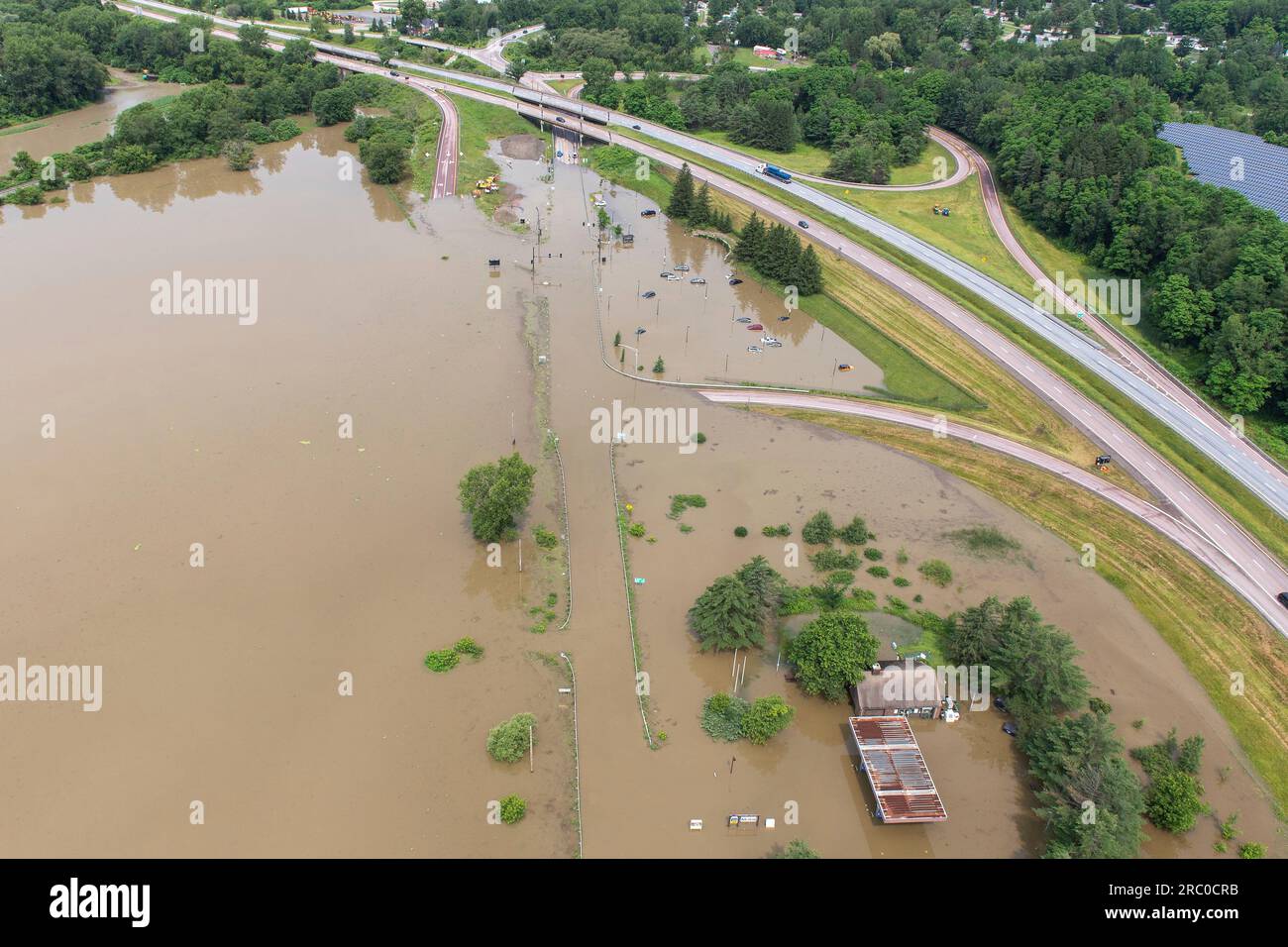 Richmond, Vereinigte Staaten Von Amerika. 11. Juli 2023. Richmond, Vereinigte Staaten von Amerika. 11. Juli 2023. Luftaufnahme einer Ausfahrt vom Interstate Highway 89, die von Überschwemmungen überflutet wurde, nachdem Rekordregen auf die nordöstliche Region fielen, was zu Hunderten von Rettungen führte und die Evakuierung von Tausenden von Menschen erzwang, am 11. Juli 2023 in Richmond, Vermont. Kredit: MSgt. Michael Davis/Vermont National Guard/Alamy Live News Stockfoto