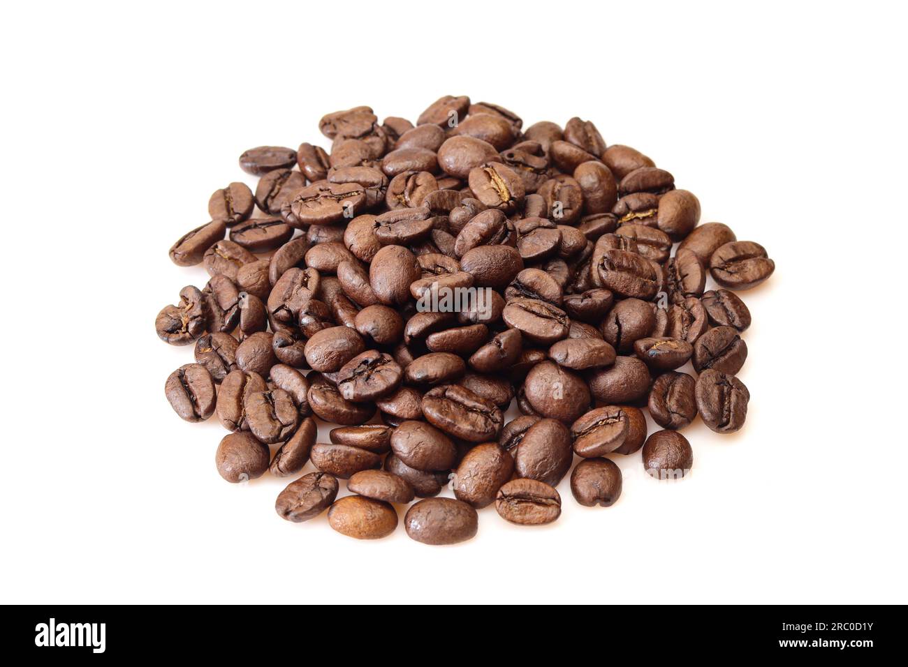 Ein Haufen gerösteter arabica-Kaffeebohnen, isoliert auf weißem Hintergrund Stockfoto