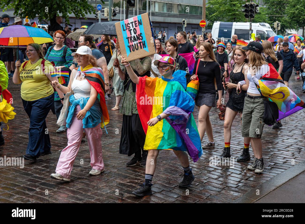 Hör auf Transjugend. Teilnehmer marschiert mit einem Pappschild auf der Helsinki Pride 2023 Parade in Helsinki, Finnland. Stockfoto