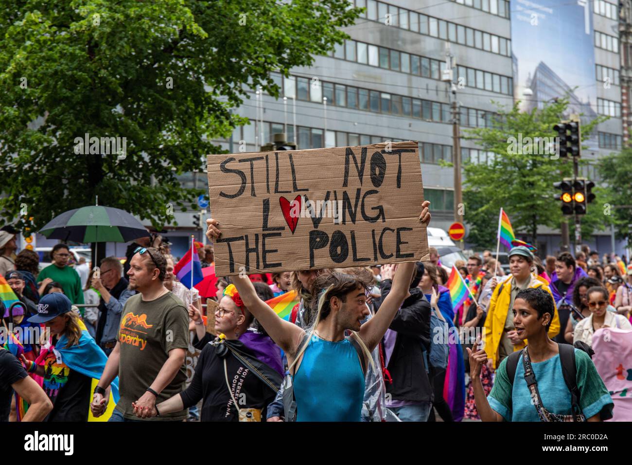 Ich liebe die Polizei immer noch nicht. Mann mit einem Pappschild bei der Helsinki Pride 2023 Parade in Helsinki, Finnland. Stockfoto