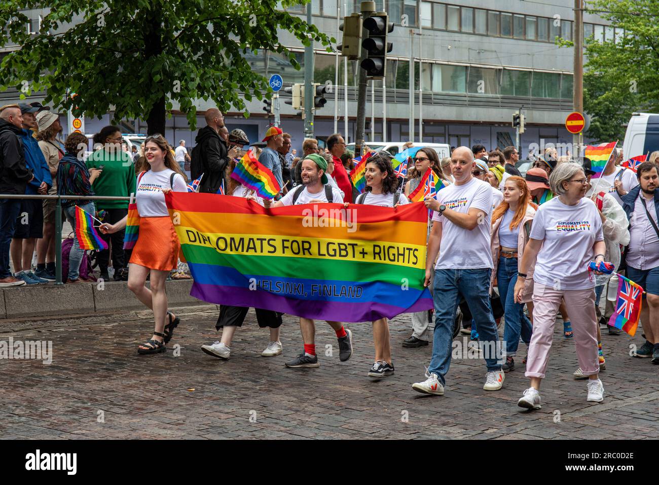 Diplomaten für LGBT+-Rechte mit einem Regenbogenbanner auf der Helsinki Pride 2023 Parade in Helsinki, Finnland Stockfoto