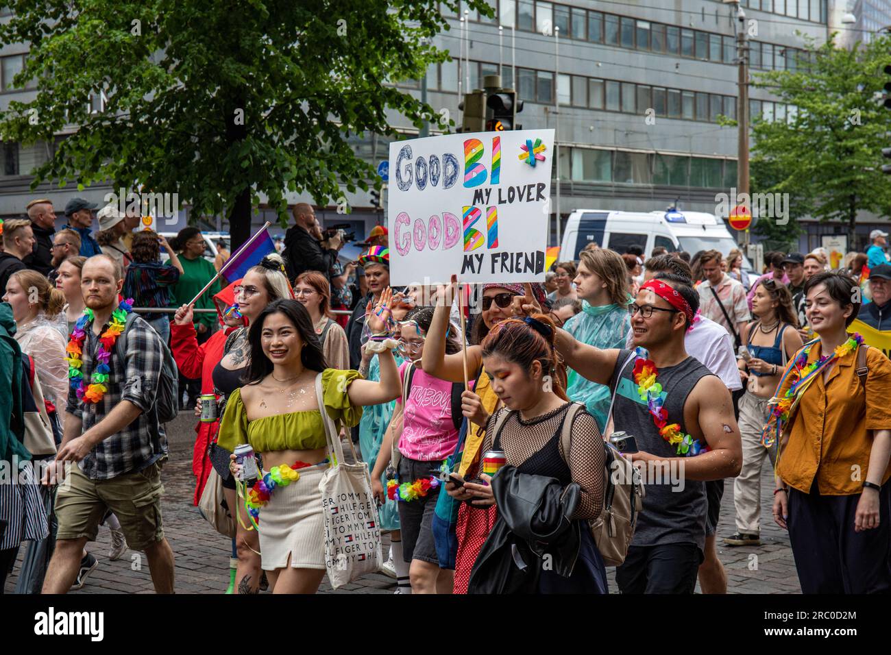 Personen mit handgemachtem Schild bei der Helsinki Pride 2023 Parade in Helsinki, Finnland Stockfoto