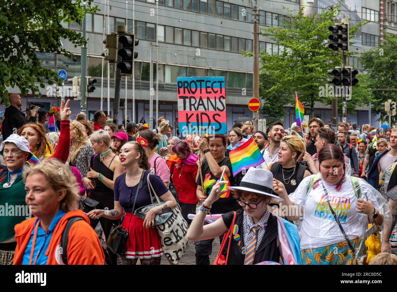 Beschütze Transkinder. Handgemachtes Schild bei der Helsinki Pride 2023 Parade in Helsinki, Finnland. Stockfoto