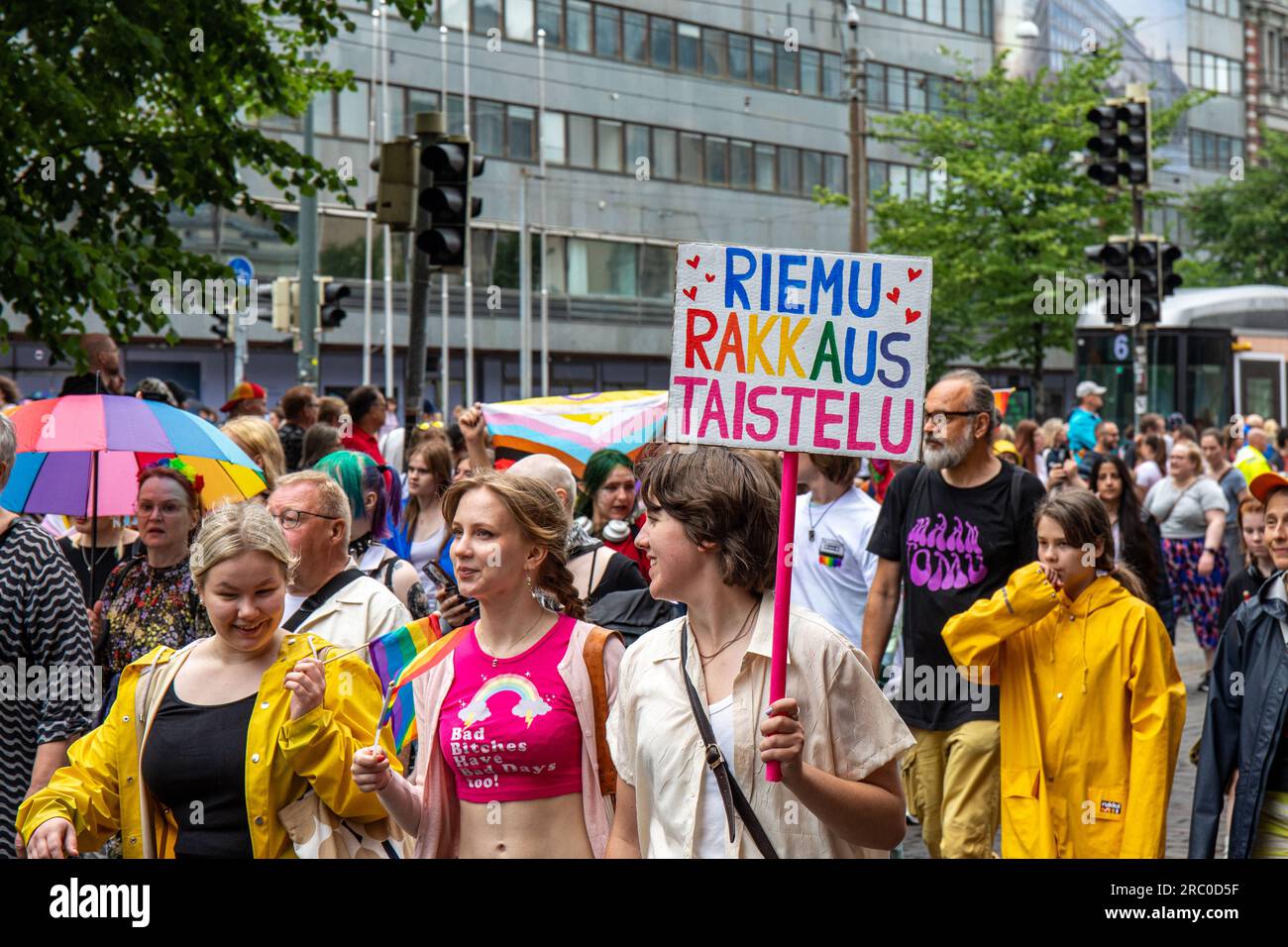 Riemu Rakkaus Taistelu. Teilnehmer mit handgemachtem Schild bei der Helsinki Pride 2023 Parade in Helsinki, Finnland. Stockfoto