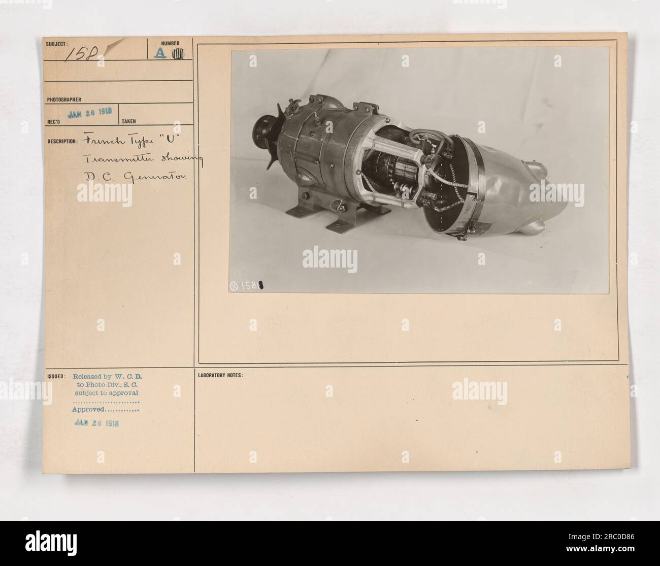 Französischer „V“-Sender mit Gleichstromgenerator. Dieses Bild wurde am 26. Januar 1918 aufgenommen und von W.C.D. für die Fotoabteilung freigegeben. Das Foto zeigt den französischen Tyfer „U“-Sender, der den Gleichstromgenerator zeigt. Stockfoto