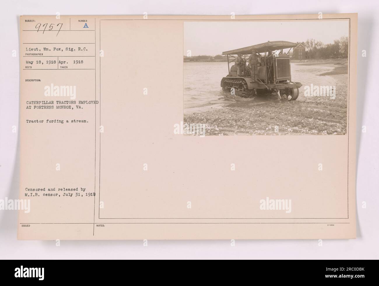 Caterpillar-Traktoren werden in der Festung Monroe in Virginia eingesetzt. Es wird ein Traktor gezeigt, der einen Fluss überquert. Das Foto wurde am 18. April 1918 aufgenommen. Es wurde zensiert und am 31. Juli 1918 vom M.I.B.-Zensor veröffentlicht. Massey WW-Hinweise sind enthalten. Stockfoto