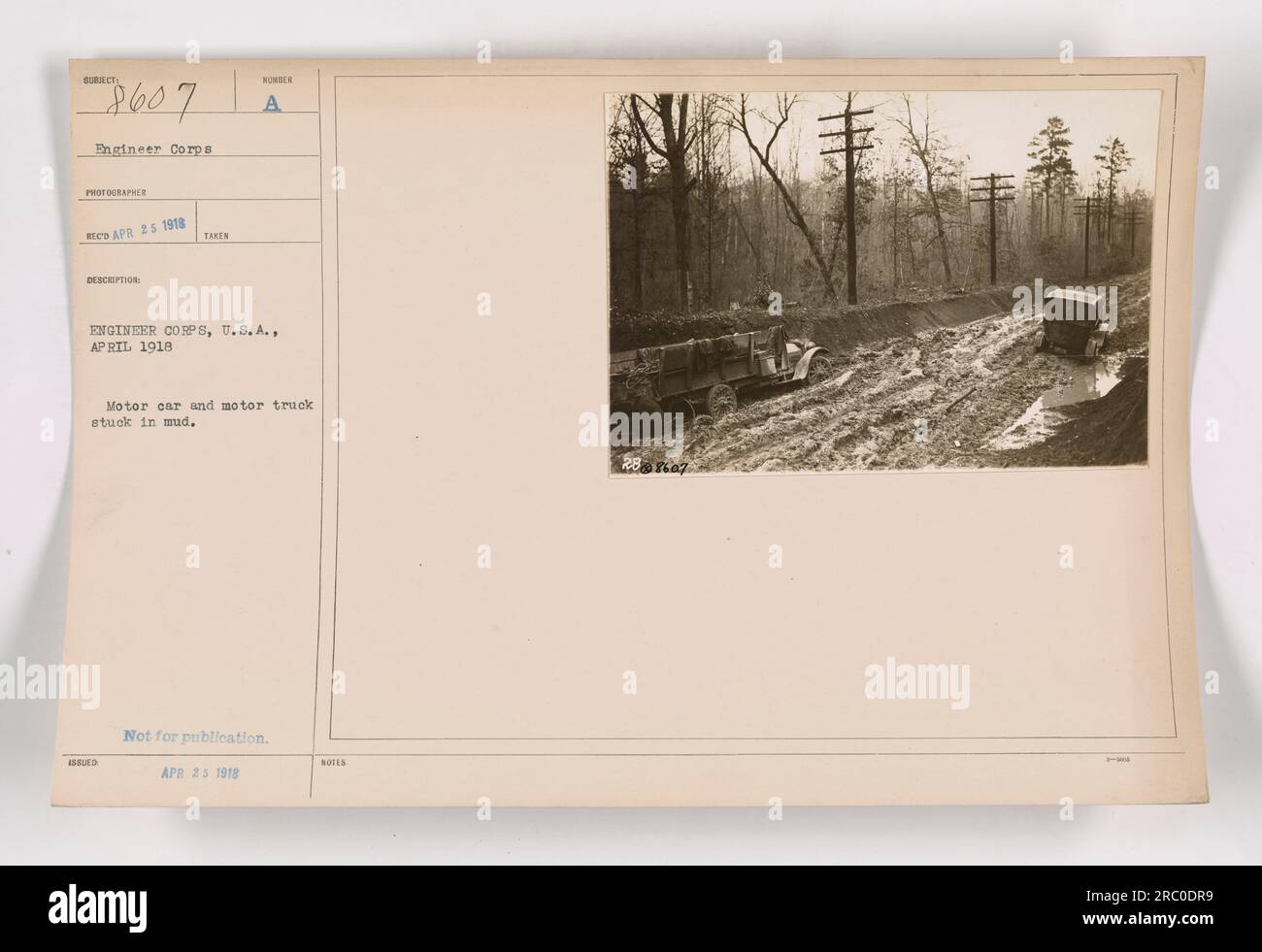 Auto und Lastwagen des Ingenieurkorps, USA, stecken im Ersten Weltkrieg im Schlamm fest. Dieses Foto wurde am 25. April 1918 aufgenommen und zeigt die schwierigen Bedingungen, denen Militärfahrzeuge während des Krieges ausgesetzt waren. Nicht zur Veröffentlichung vorgesehen. Stockfoto