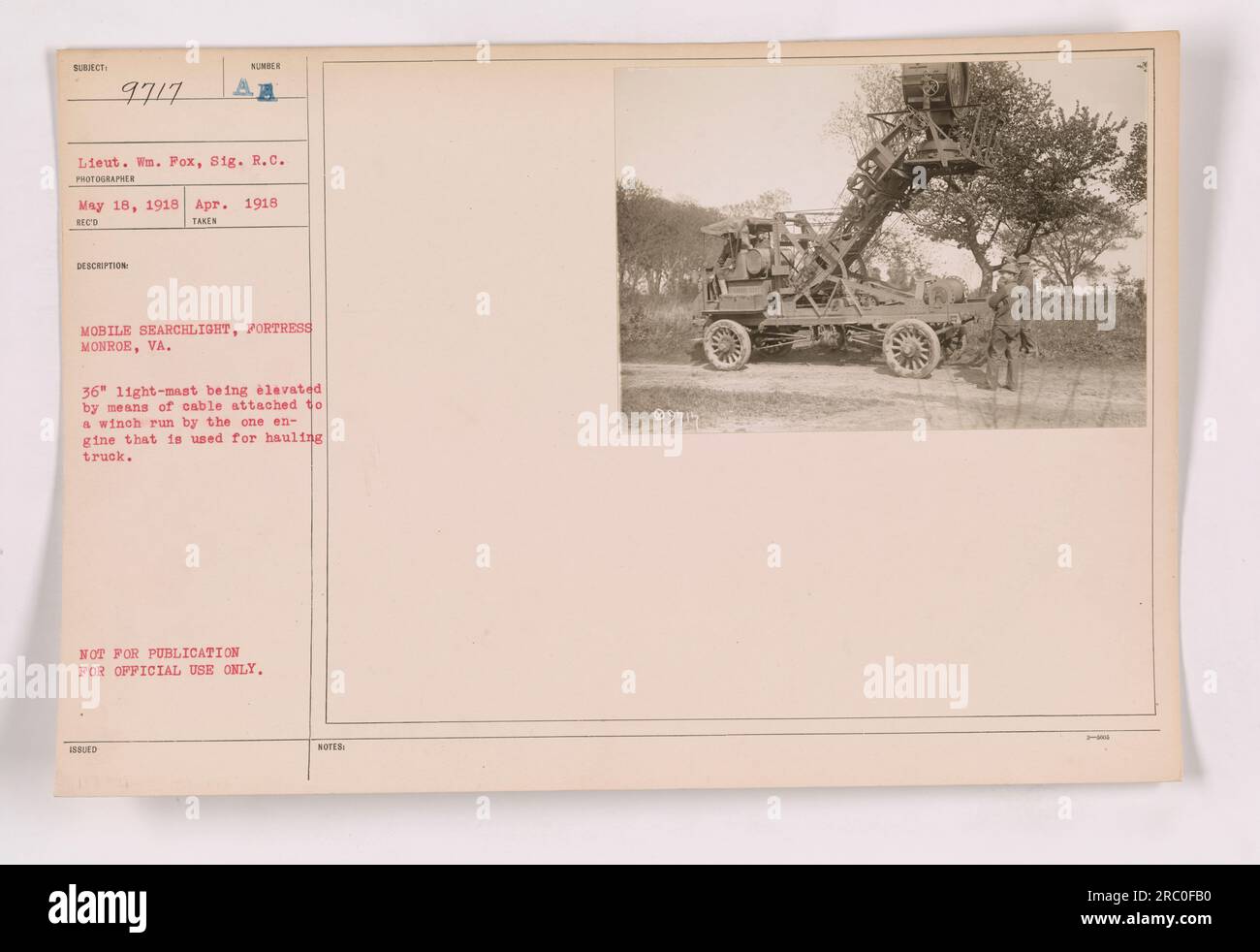 Dieses Foto zeigt einen mobilen Suchscheinwerfer in der Festung Monroe, VA, während des Ersten Weltkriegs. Der 36'-Leichtmast wird mit einem Seil angehoben, das an einer Winde befestigt ist, die von einem einzelnen Motor zum Transportieren des Lkws geführt wird. Dieses Bild wurde am 18. Mai 1918 von Lieutenant WN aufgenommen. Fox, Signalkorps. Stockfoto