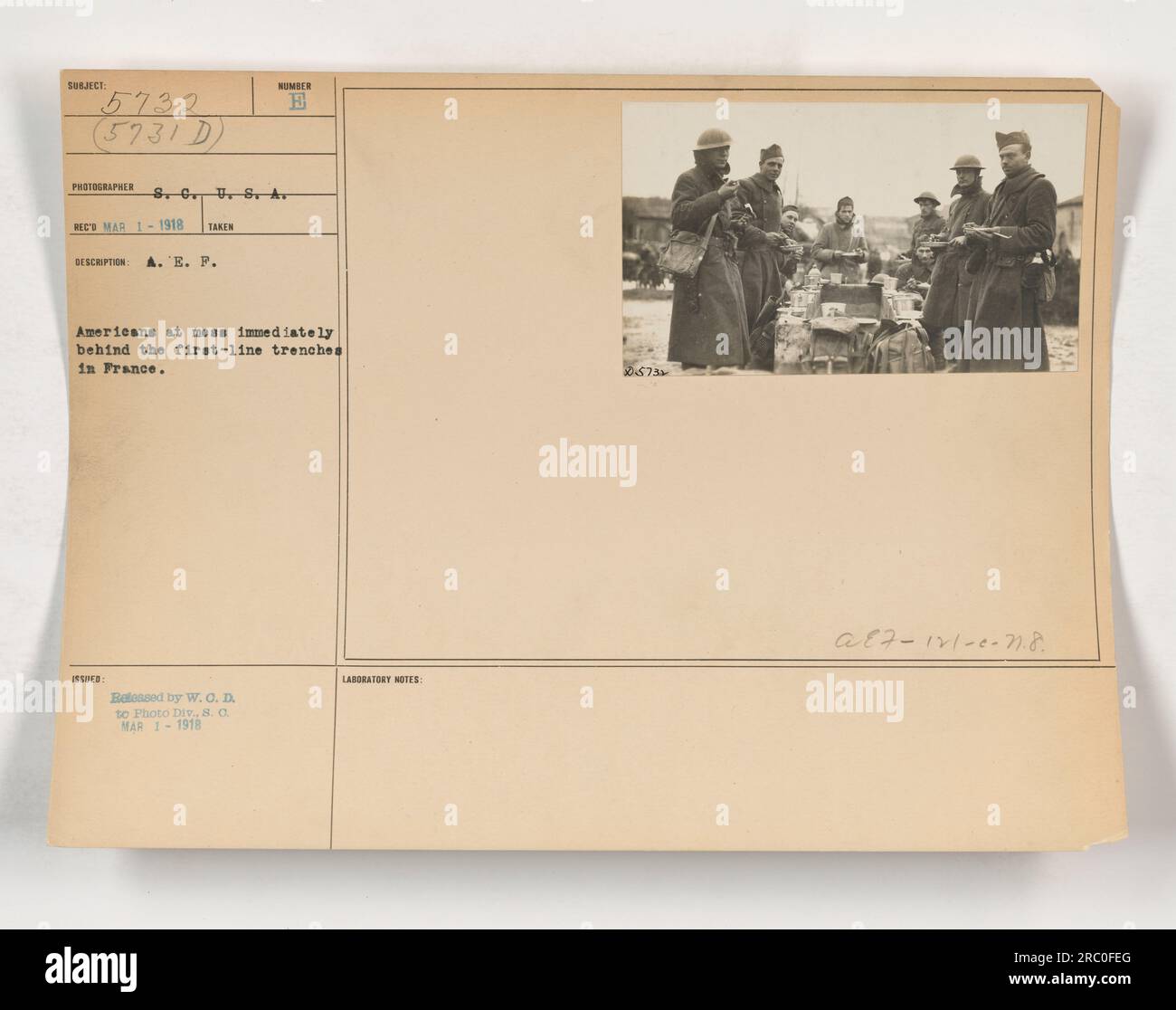 Amerikanische Soldaten essen in einer Kantine hinter der Front in Frankreich während des Ersten Weltkriegs. A.E.P. Nummer E. Foto wurde von S. oder Ur SR Av. Veröffentlicht von W.O.D an die Photo Division am 1. März 1918. Laborhinweise: DS73 @E7-11-c-7,8. Stockfoto