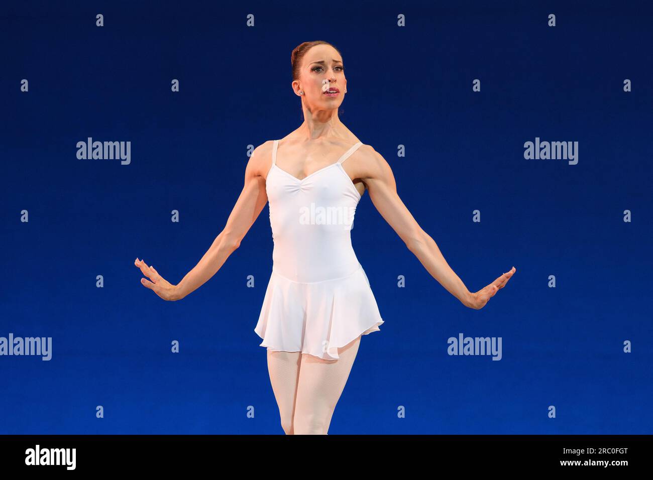 Tänzer der nationalen Tanzgesellschaft (CND) treten am 11. Juli 2023 während der Vorstellung der Show „AMÉRICA“ im Theater Zarzuela in Madrid auf Stockfoto