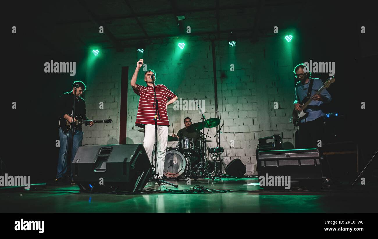 Die Punk-Rock-Band-Gruppe gibt Live-Auftritte auf einer Bühne. Sängerkünstler, Bass- und E-Gitarrenmusiker und Schlagzeuger Stockfoto