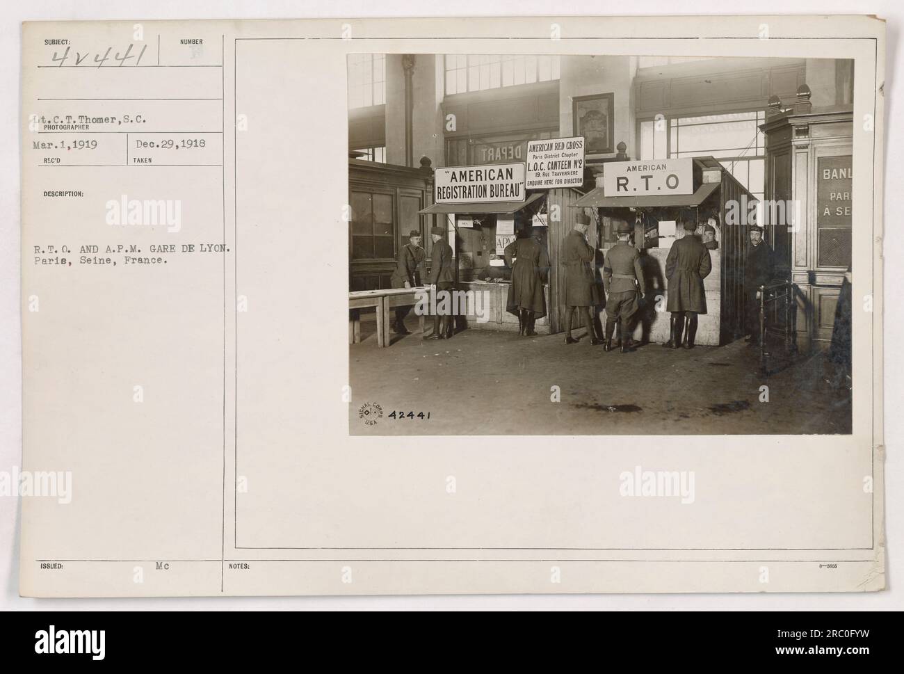 Soldaten und Arbeiter des Roten Kreuzes versammeln sich im amerikanischen Registrierungsbüro am Gare de Lyon in Paris, Frankreich. Das Foto wurde am 1. März 1919 aufgenommen und zeigt den Schauplatz von Soldaten in Uniform neben Individuen in Rotkreuz-Kleidung. Der Standort wurde während des Ersten Weltkriegs für Kantinendienste und amerikanische Militäraktivitäten genutzt. Stockfoto