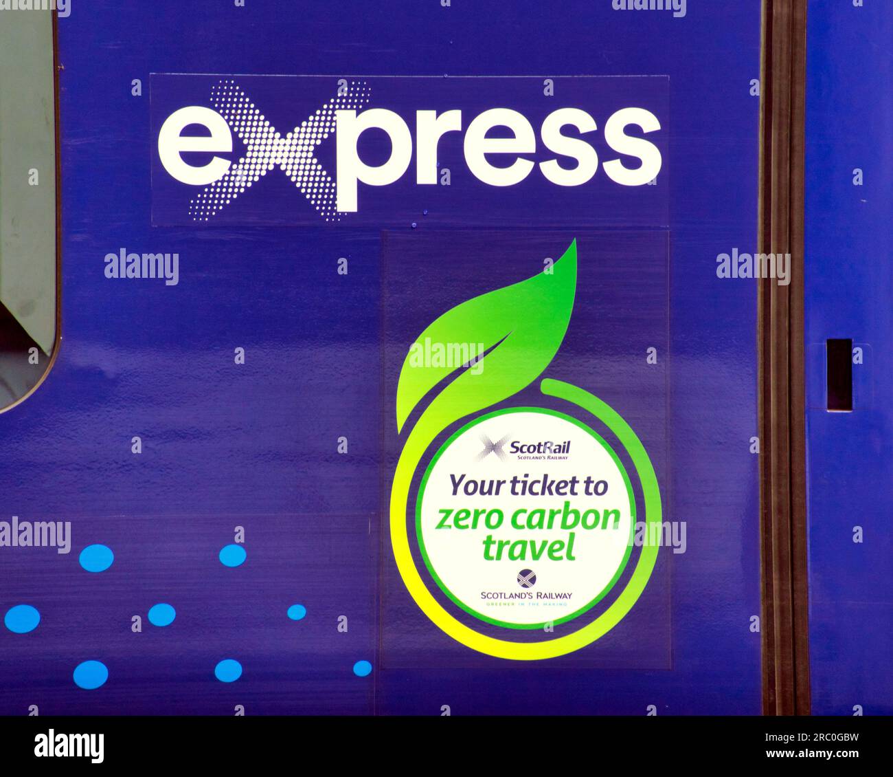scotrail Express-Ticket-Automaten, Werbung für kohlenstofffreie Reisen Stockfoto