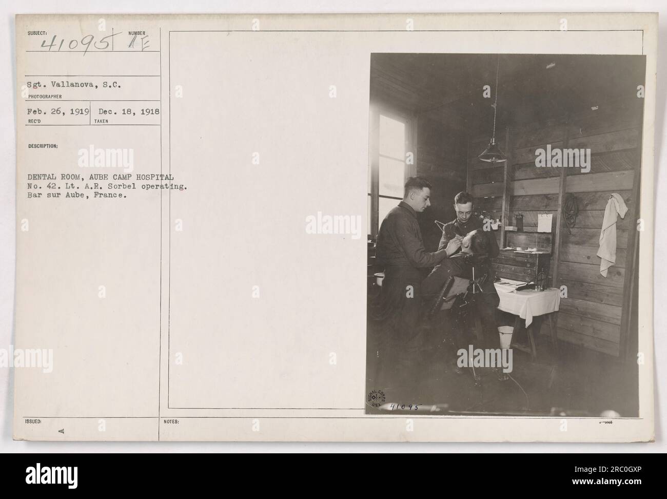 Leutnant A.R. Sorbel arbeitet in der Zahnarztpraxis des Lagerkrankenhauses Nr. 42 in Bar sur Aube, Frankreich. Dieses Foto wurde am 26. Februar 1919 von Sergeant Vallanova aufgenommen und zeigt die medizinischen Aktivitäten während des Ersten Weltkriegs Das Foto wurde am 18. Dezember 1918 zusammen mit sieben begleitenden Anmerkungen herausgegeben. Stockfoto