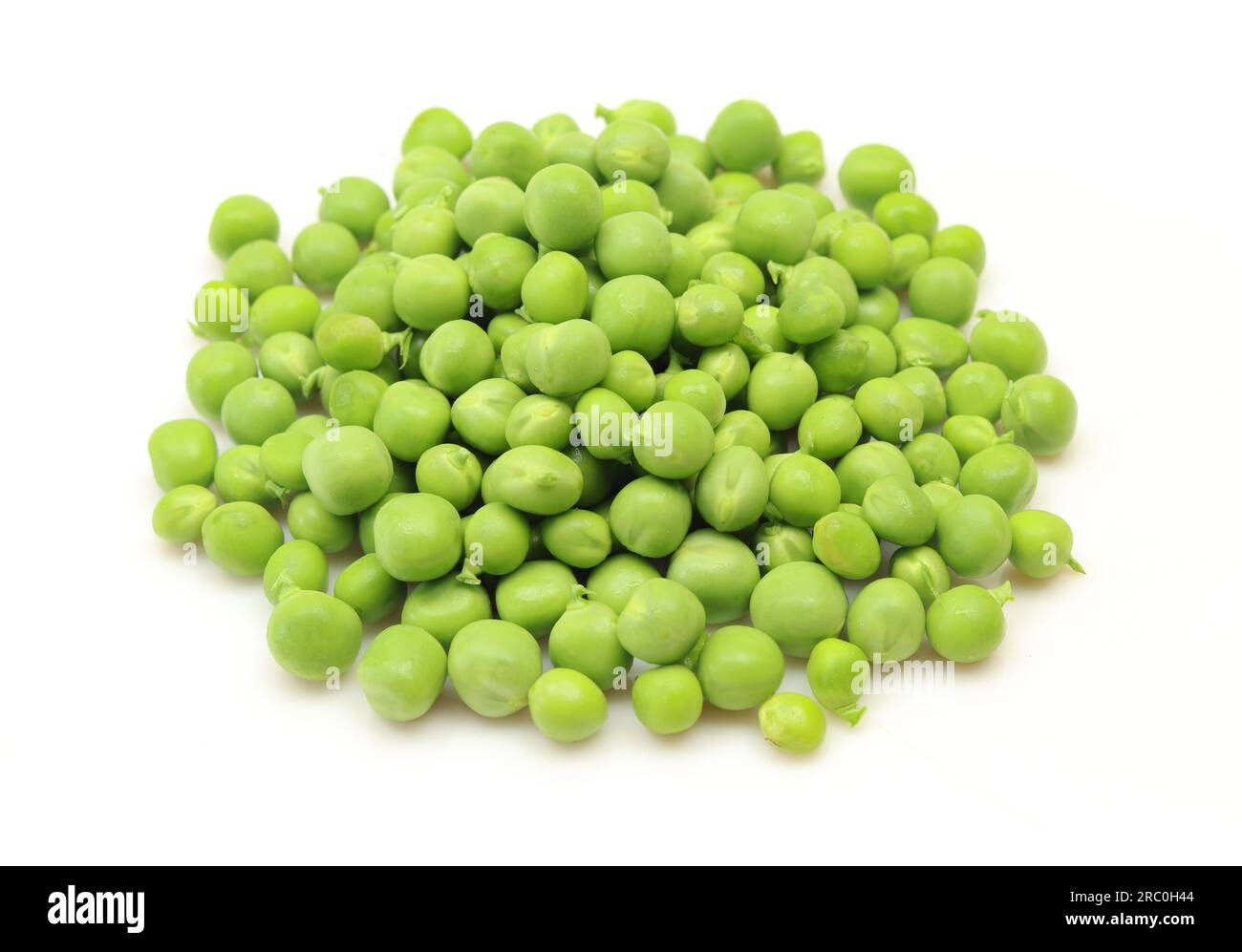 Ein Haufen frischer grüner Erbsen, isoliert auf weißem Hintergrund Stockfoto